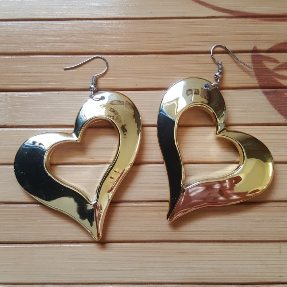 Golden Heart Earrings 💛 - Picture 2 of 8